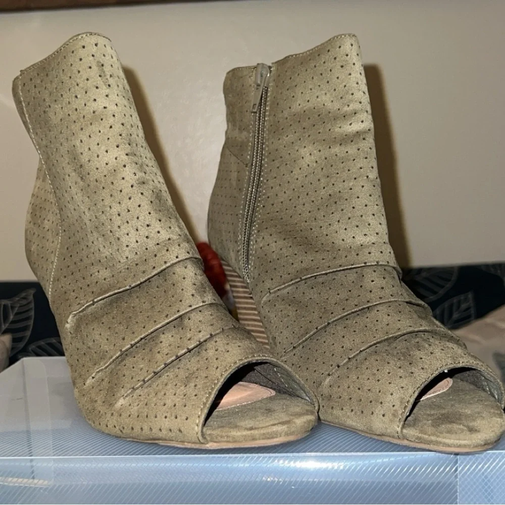 Report- Olive green open toe wedges - Picture 3 of 9